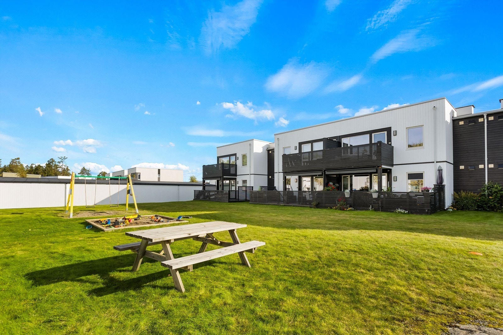 Koselig uteareal med grøntområde og lekeplass. Galleribilde