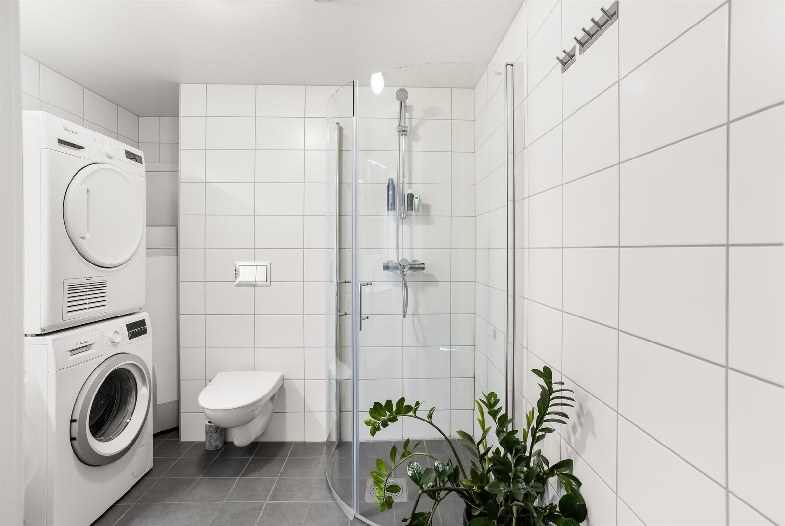 Badet er fra byggeår med flislagte vegger og gulv med gulvvarme. Galleribilde