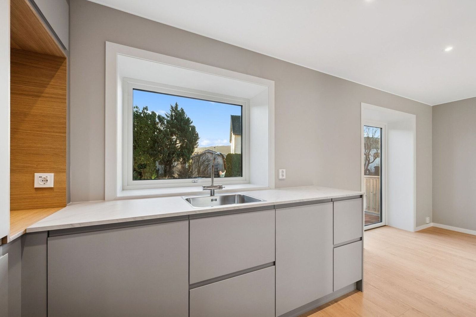 Kjøkkenet er fra 2025 og byr på integrerte hvitevarer. Galleribilde