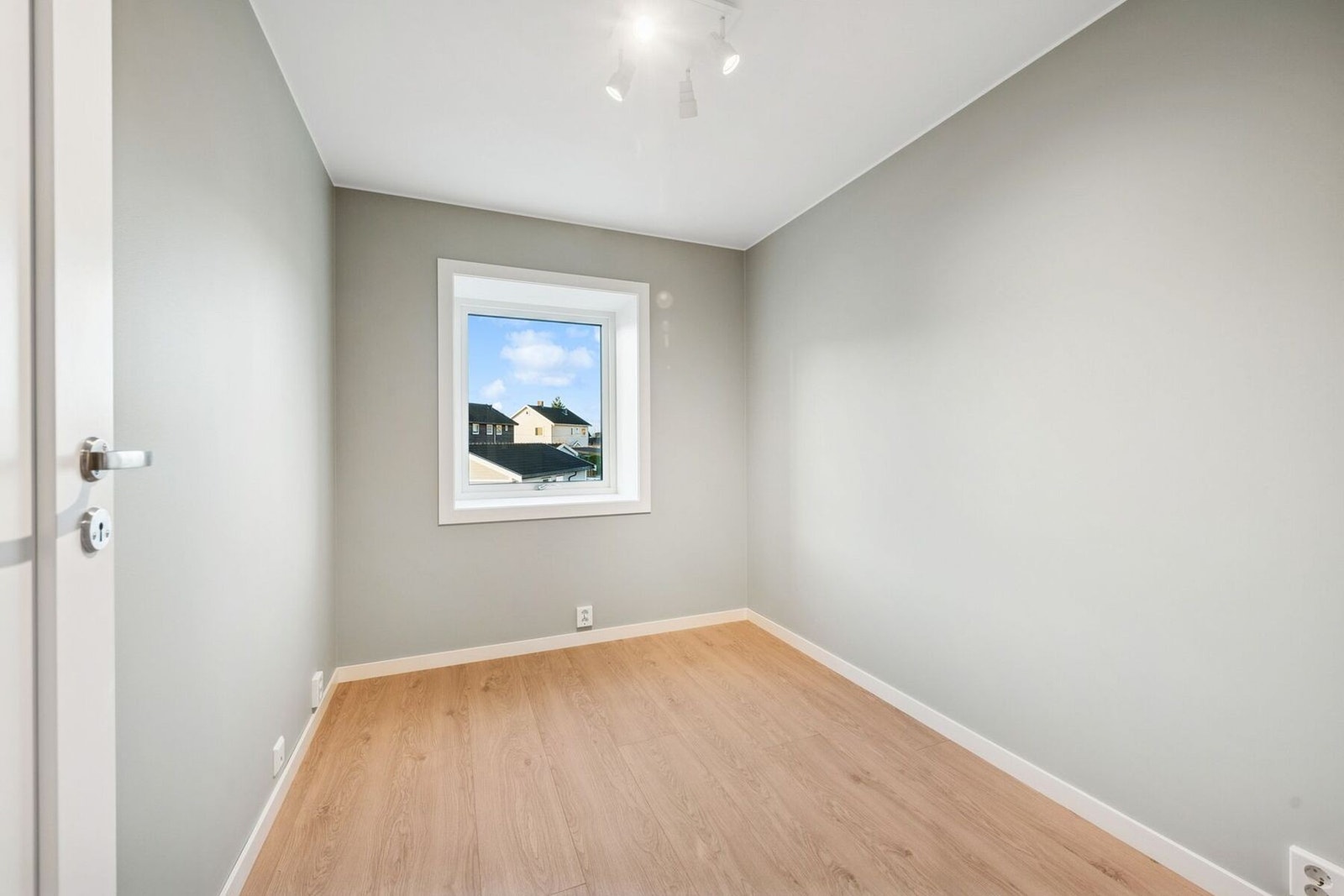 Delikat soverom med rolige fargetoner og behagelige lysforhold. (Soverom 2) Galleribilde