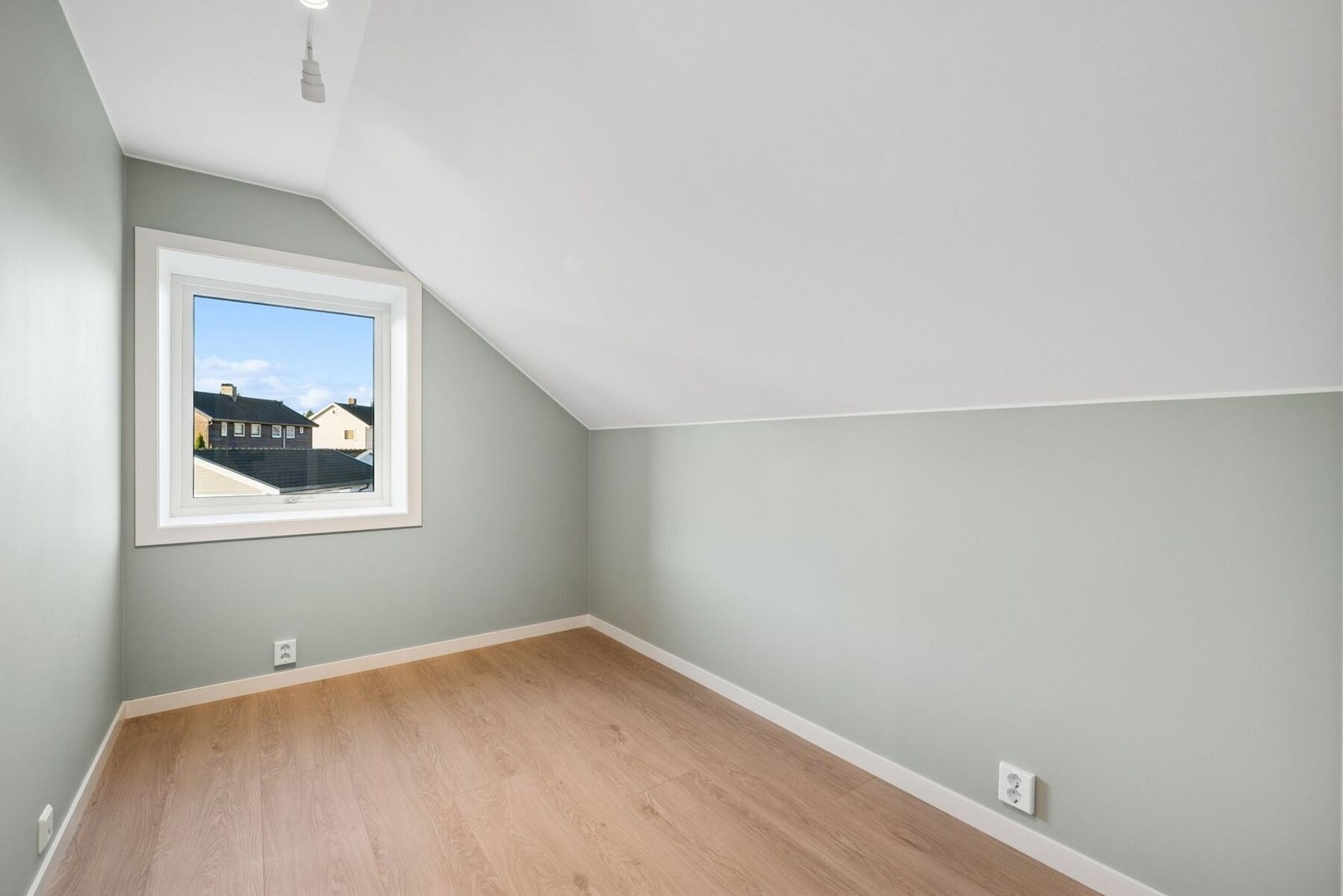 Lyst og stemningsfullt soverom med skråtak og fine lysforhold. (Soverom 3) Galleribilde