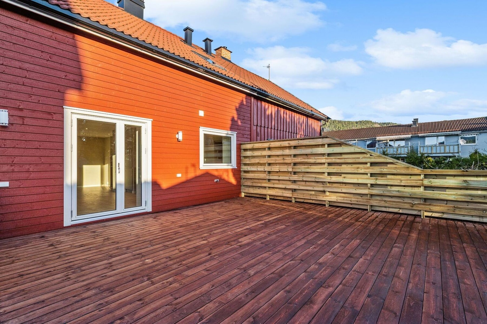Terrasse med gode bruks- og møbleringsmuligheter. Galleribilde