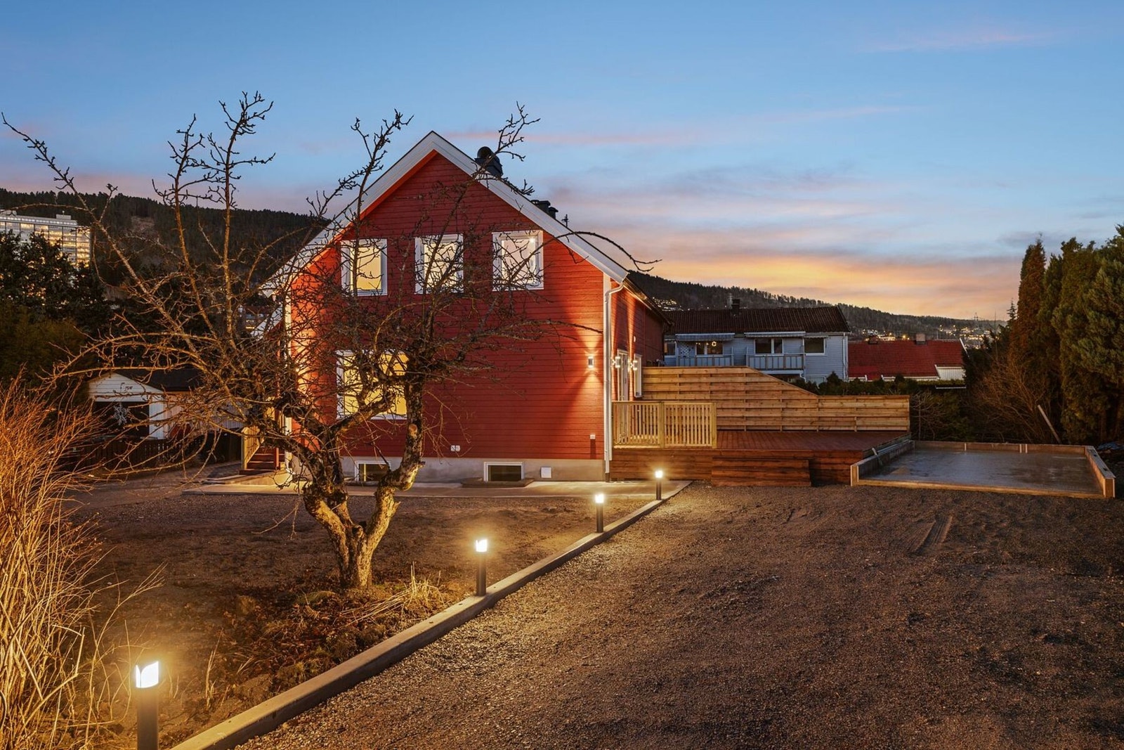 Innbydende fasade med pent opparbeidet uteområde. Galleribilde