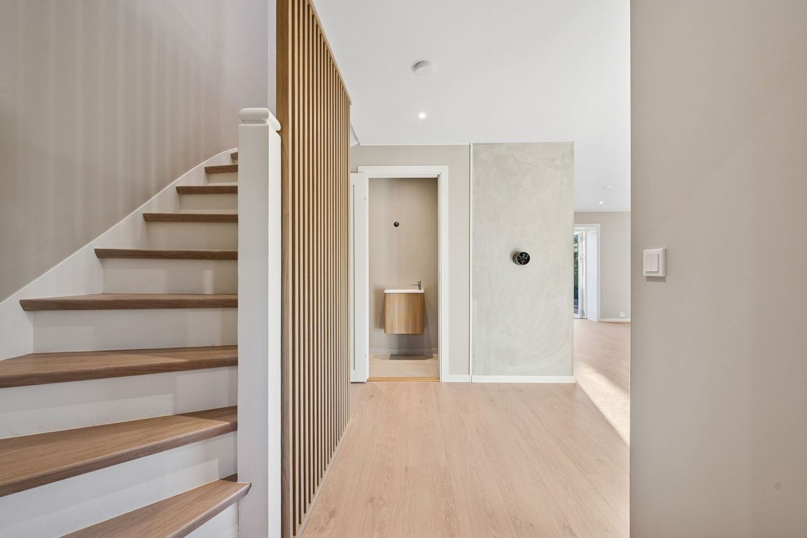 Lys og innbydende entré med praktisk adkomst til separat toalettrom. Galleribilde