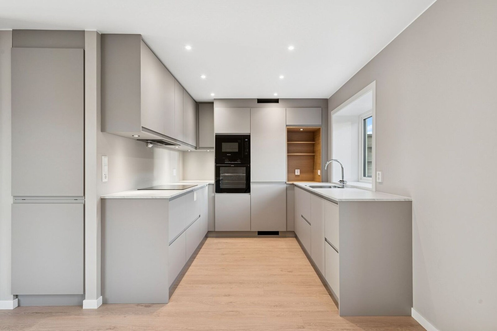 Stilrent kjøkken med god skap- og benkeplass. Galleribilde