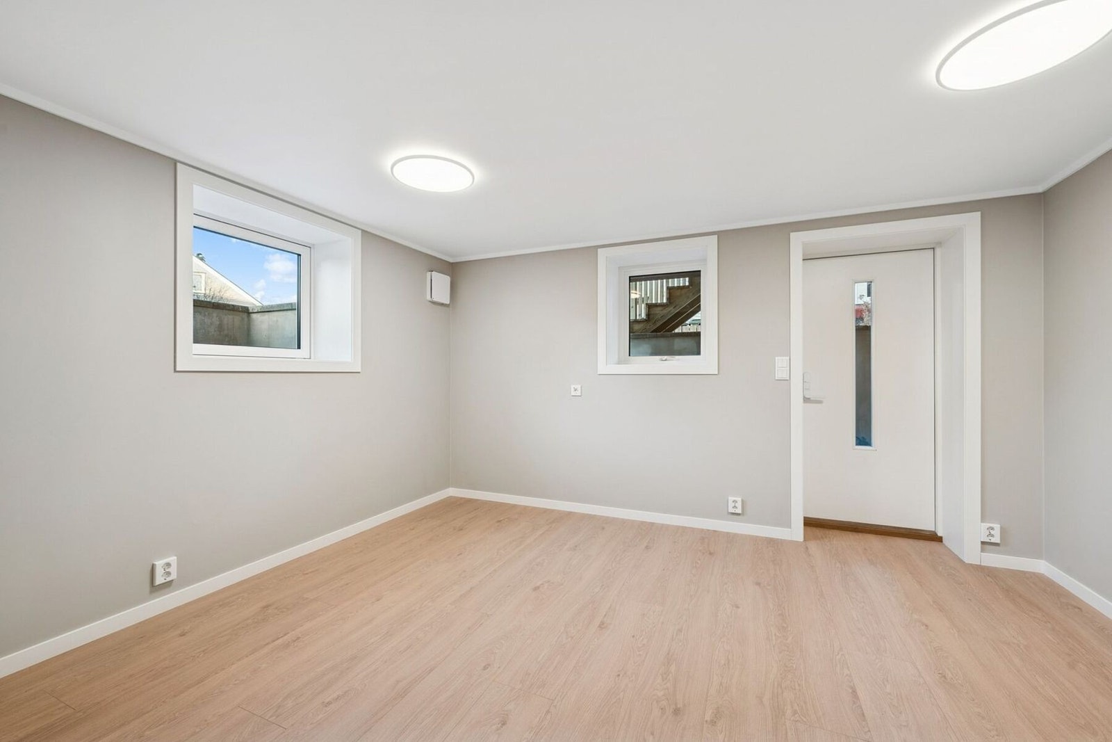 Oppholdsrom i sokkeletasje. Arealet er ikke godkjent for varig opphold/utleie. Galleribilde