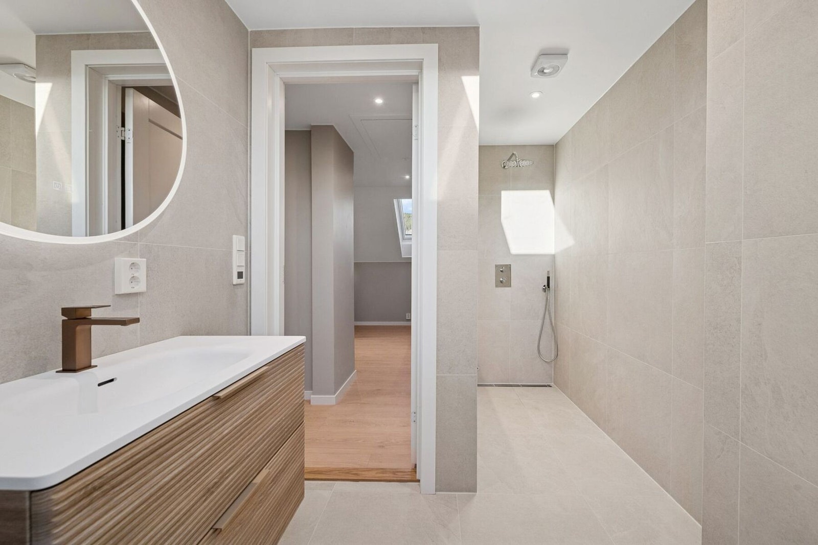 Lekkert og moderne bad fra 2025 med stilrene materialvalg og god romfølelse. Galleribilde