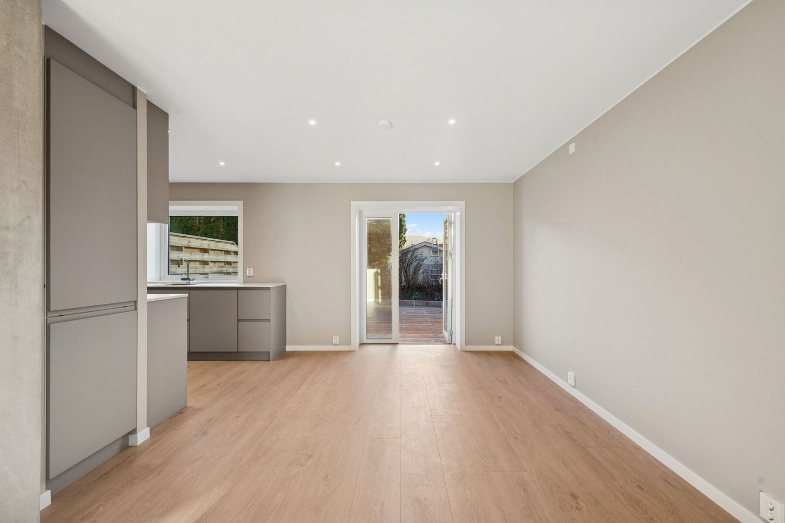 Stuen har direkte utgang til en stor og solrik terrasse. Galleribilde