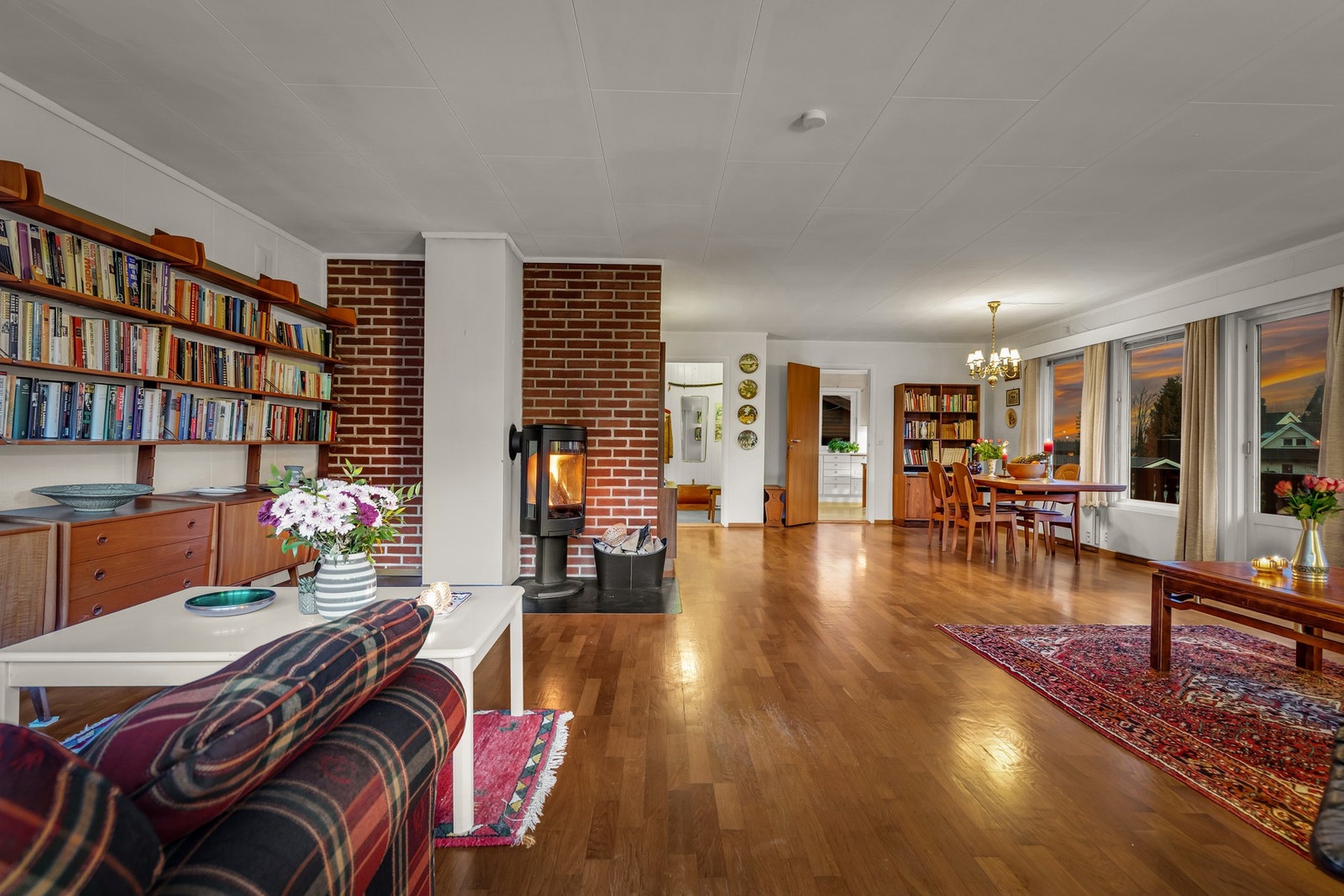 Eneboligen går over to etasjer og inneholder hele 4 soverom. Galleribilde