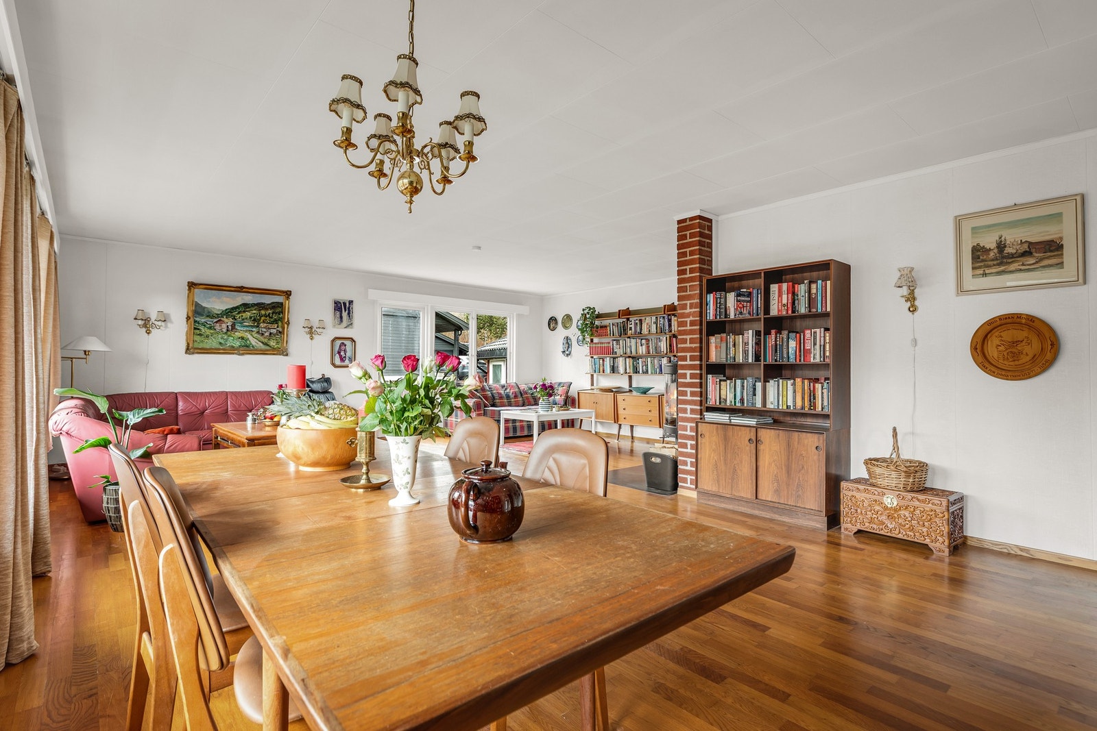 Praktisk stue med fleksible møbleringsmuligheter. Galleribilde