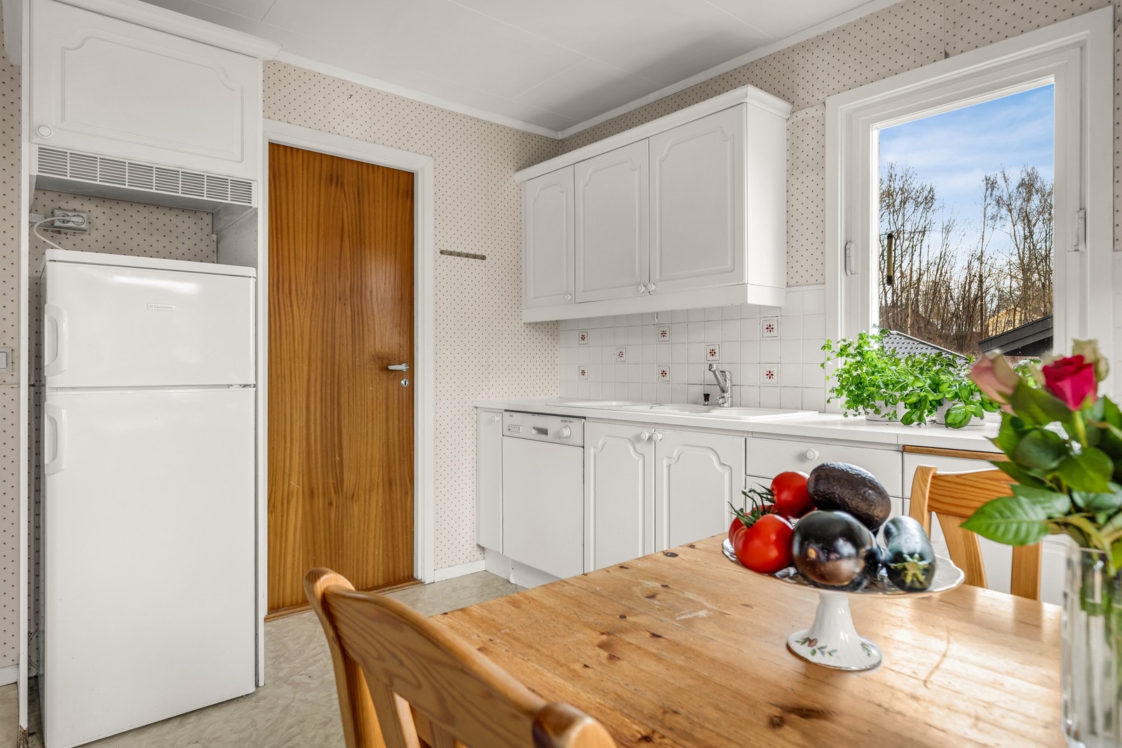 Kjøkkenet er adskilt, men likevel i nær tilknytning til stue og spisestue. Galleribilde