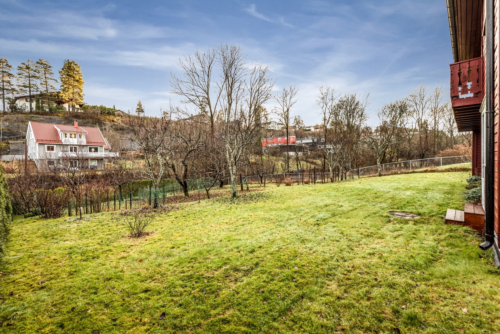 Hagen er et særpreg ved eiendommen og er opparbeidet over mange år av eier med bakgrunn fra gårdsdrift. Her finner du blant annet et fullt utviklet og blomstrende magnoliatre, flere sorter epletrær (Sommerrød, Gravensten, Filippa og Aroma), moreller, pære Galleribilde