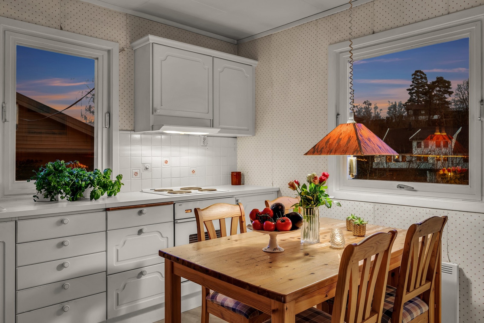 Kjøkkenet har praktisk planløsning med rikelig skap- og benkeplass. Spiseplassen er naturlig plassert ved vindu. Galleribilde