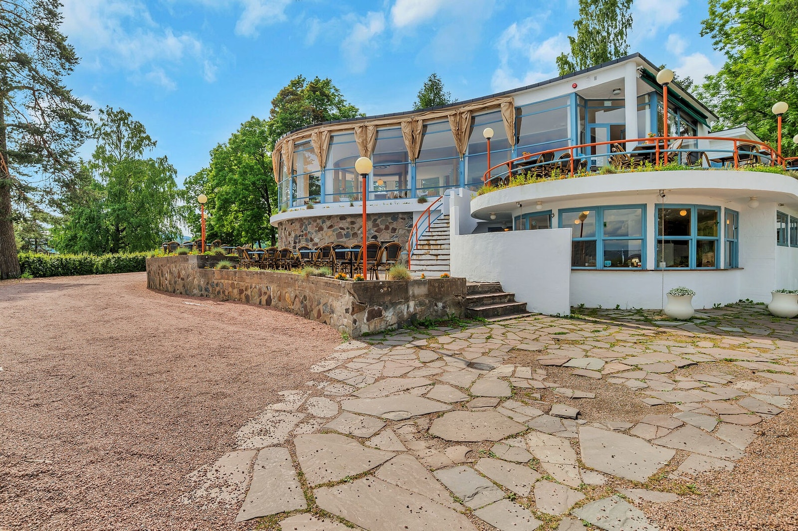 Hvalstrand bad - her er det restaurant og mulighet for å leie lokale til bryllup og andre festligheter. Galleribilde