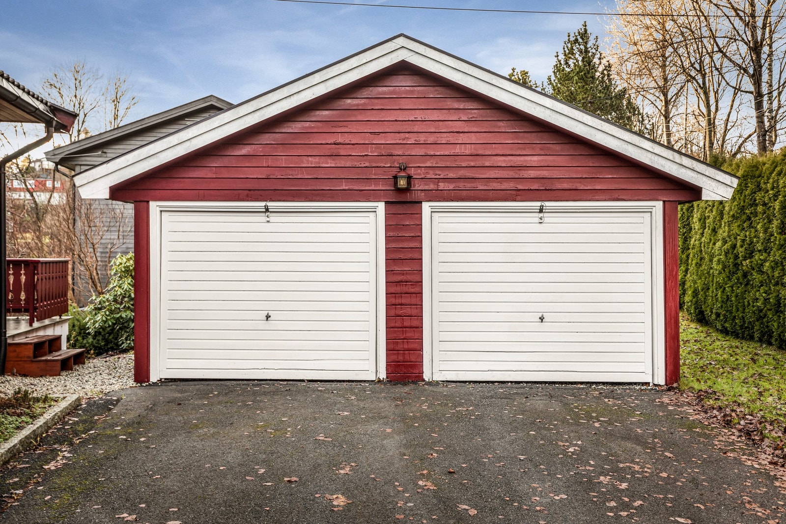 Med direkte adkomst fra inngangspartiet til eneboligen finner man en dobbel garasje. Det er ellers gode parkeringsmuligheter på egen tomt. Galleribilde