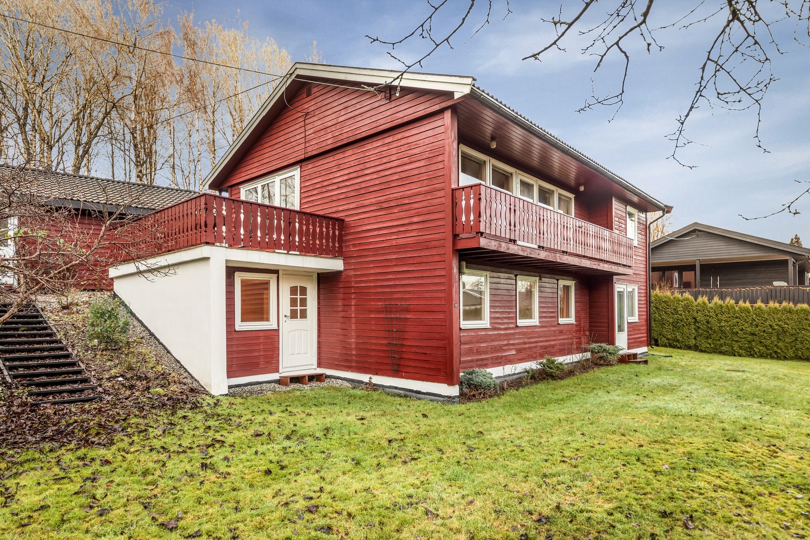 Hagakollen 57 er en eiendom som passer godt for deg som ønsker god plass, mange rom, solide utearealer og en etablert hage - med mulighet for videre oppgradering og tilpasning etter egne behov. Galleribilde