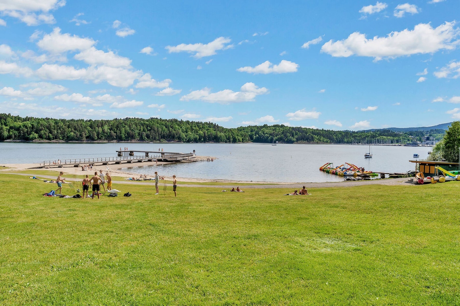 Hvalstrand består av flere gressplener, sandstrender og badebrygger. Galleribilde