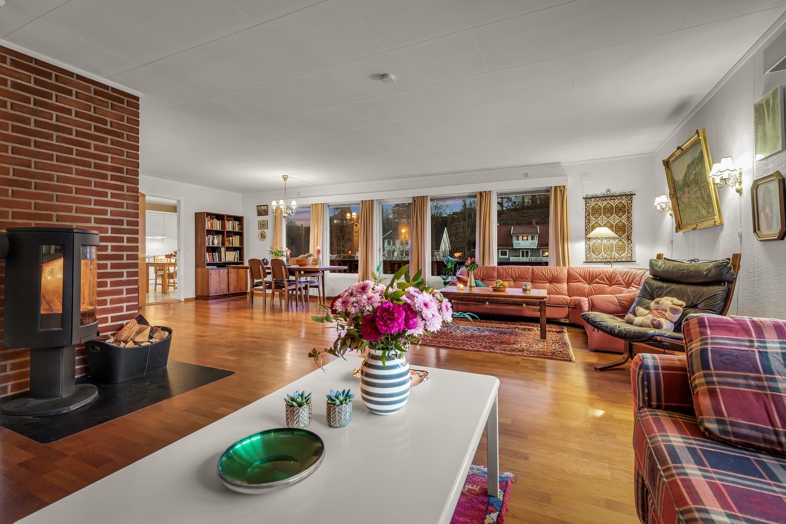 Lys stue med romslige flater og god sammenheng med boligens øvrige oppholdsrom. Vedovn gir ekstra varme og fungerer som et naturlig blikkfang. Stuen har utgang til både veranda og balkong. Galleribilde