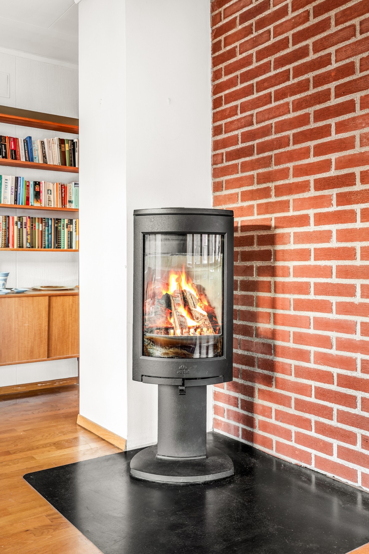 Vedovnen bidrar til jevn varme og et funksjonelt oppholdsrom året rundt. Galleribilde