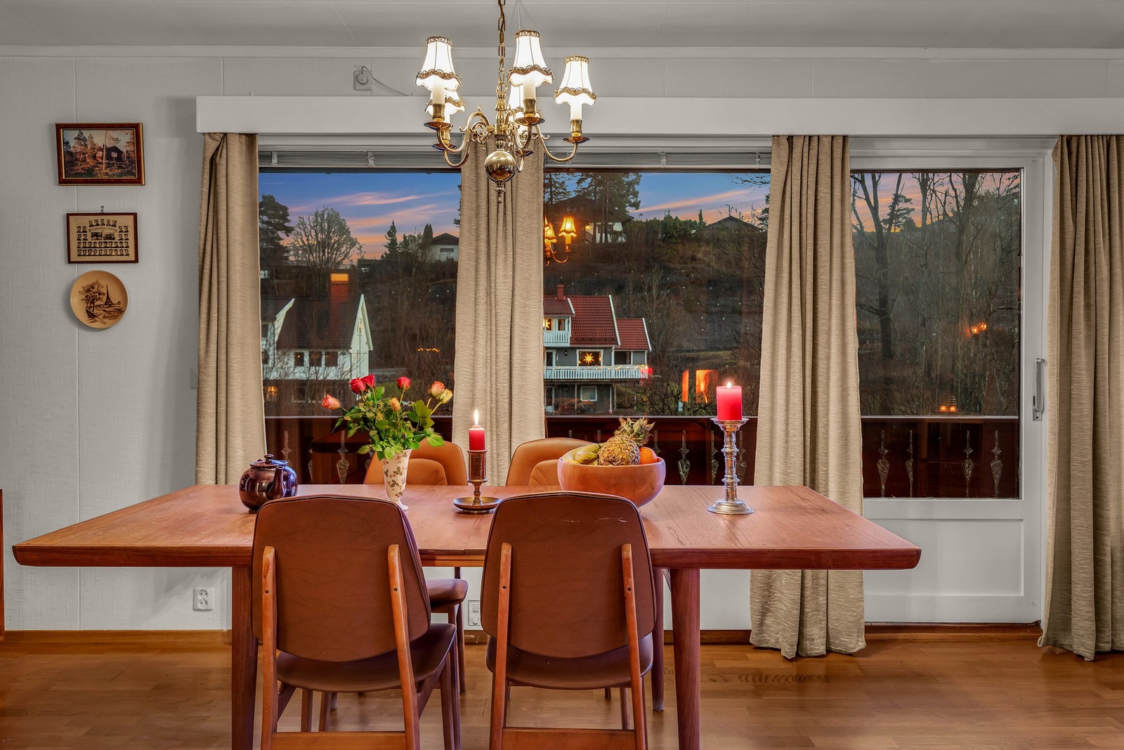 Stuen fungerer som boligens naturlige oppholdsrom med enkel tilgang til utearealer. Galleribilde