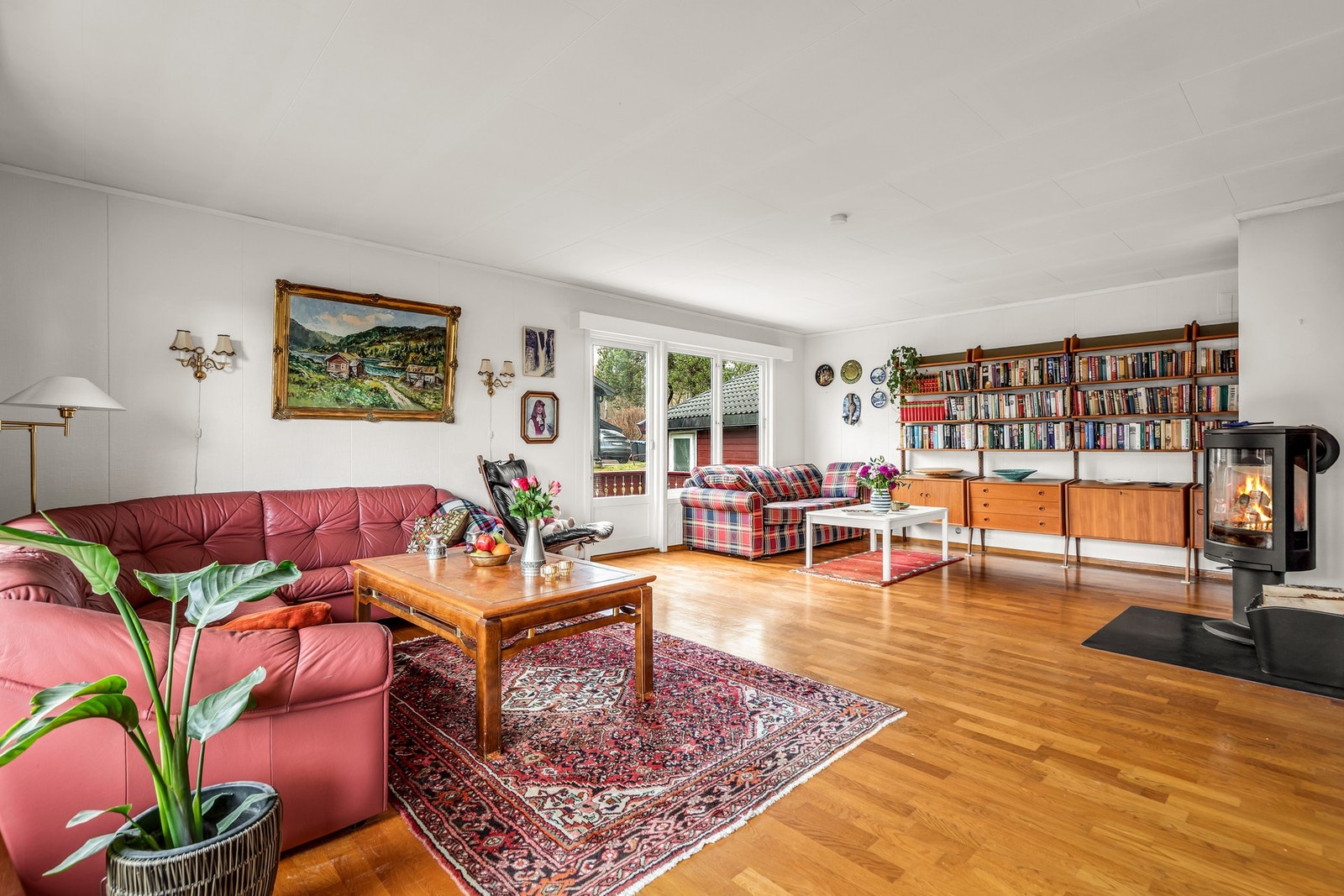 Stuen er i dag innredet med en kombinert tv-stue og bibliotek med utgang til veranda, og egen spisegruppe foran store vindusoverflater med utgang til balkong. Galleribilde