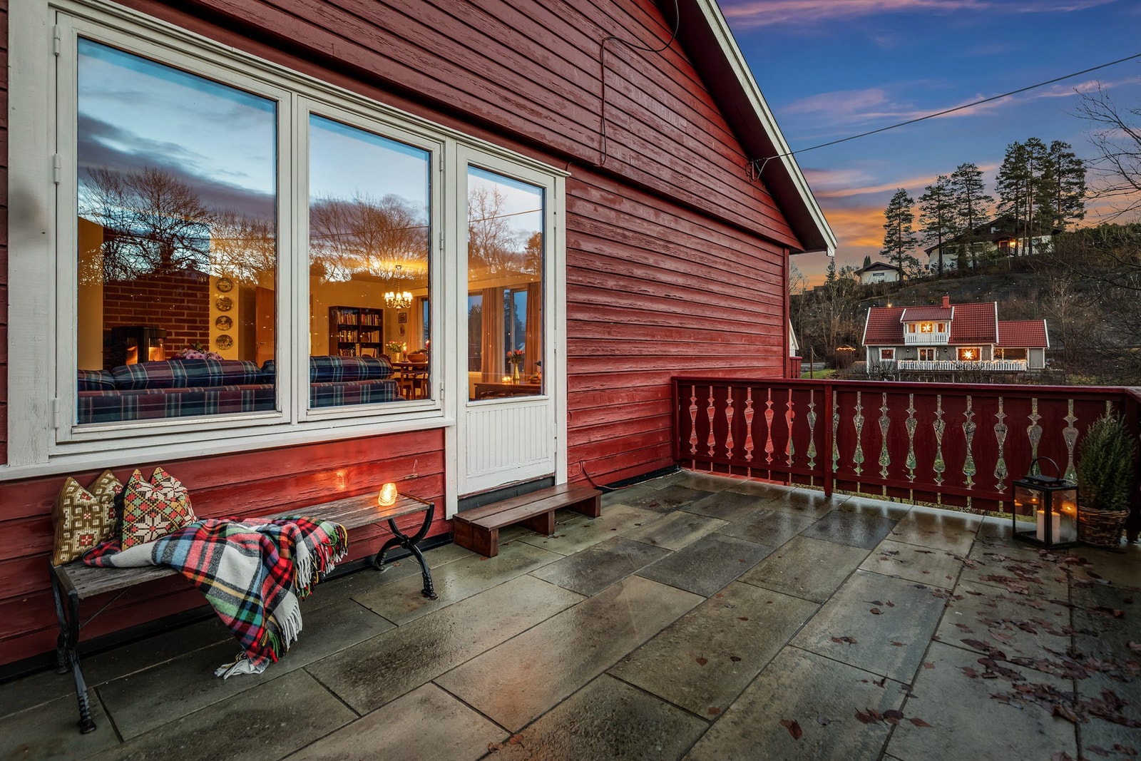 Med utgang fra stuen har man tilgang til en sørvestvendt veranda på hele 14 kvm. Galleribilde