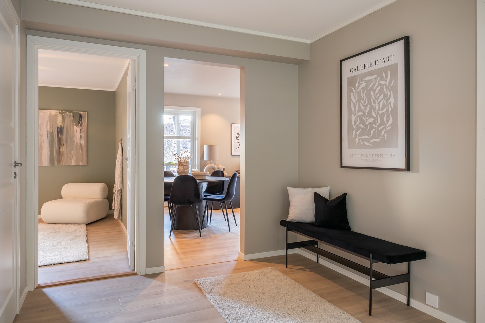 Fin entre med enkel tilgang til alle rom i leilighetene. Galleribilde