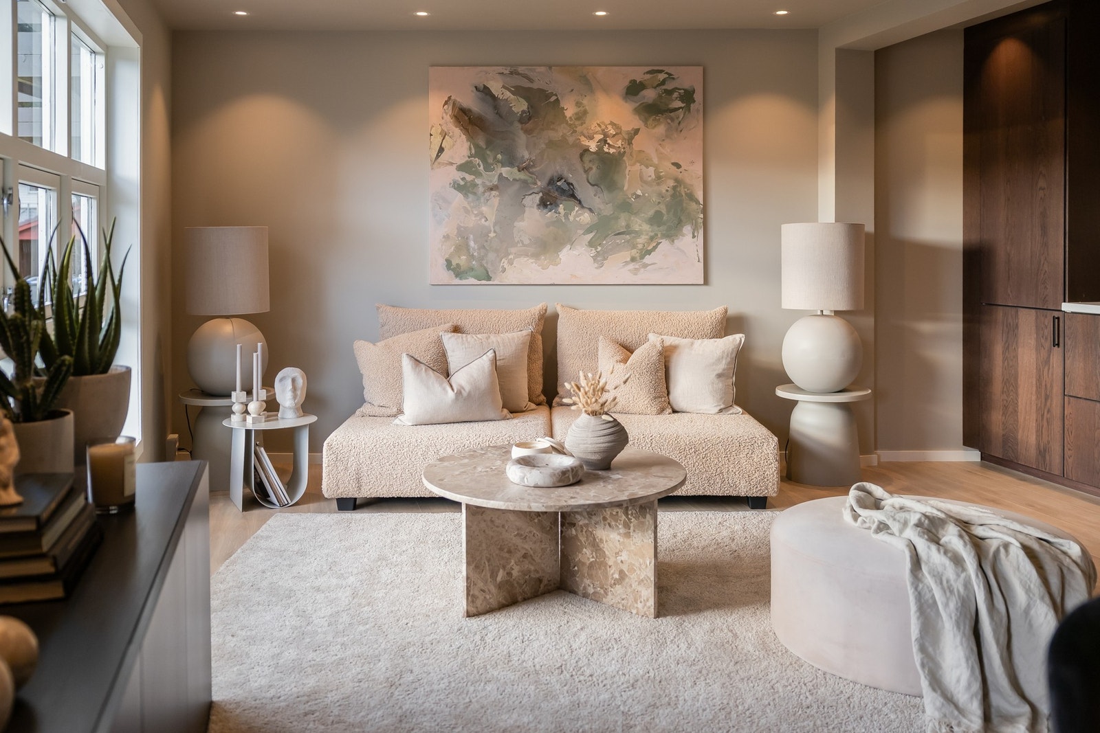 Stuen er romslig og har en åpen og funksjonell løsning sammen med kjøkkenet, med et samlet areal på 26,1 m². Galleribilde