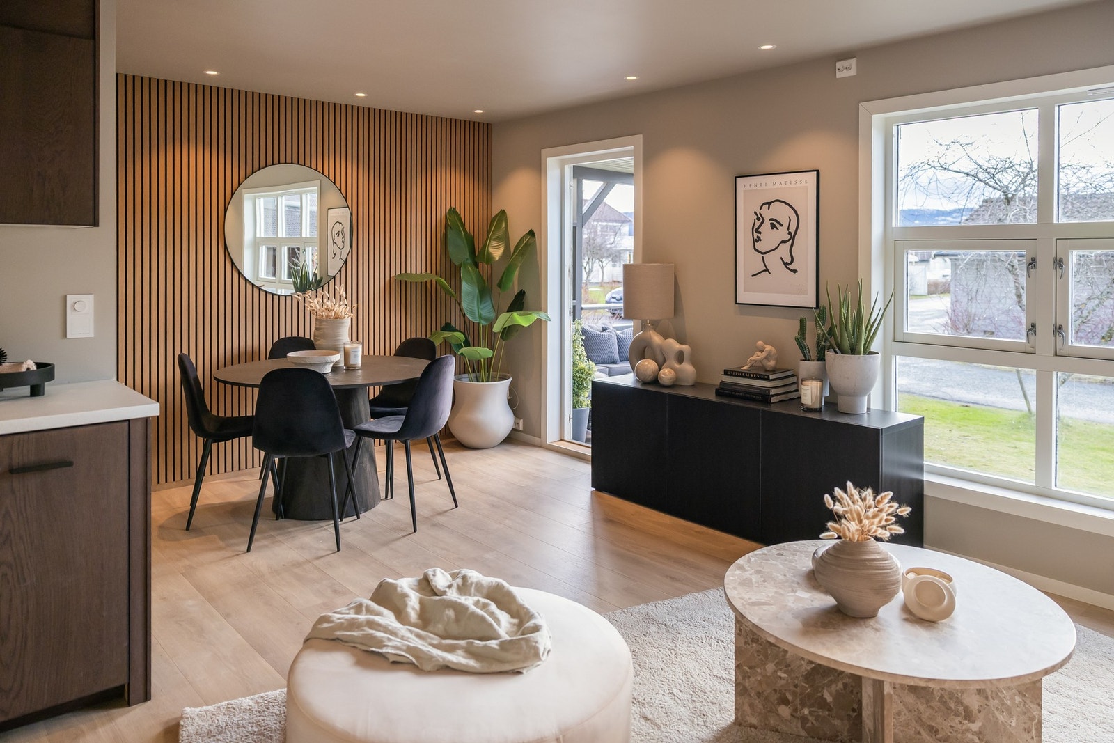 Hele leiligheten er pusset opp i 2025 i svært tiltalende og lekker stil. Galleribilde