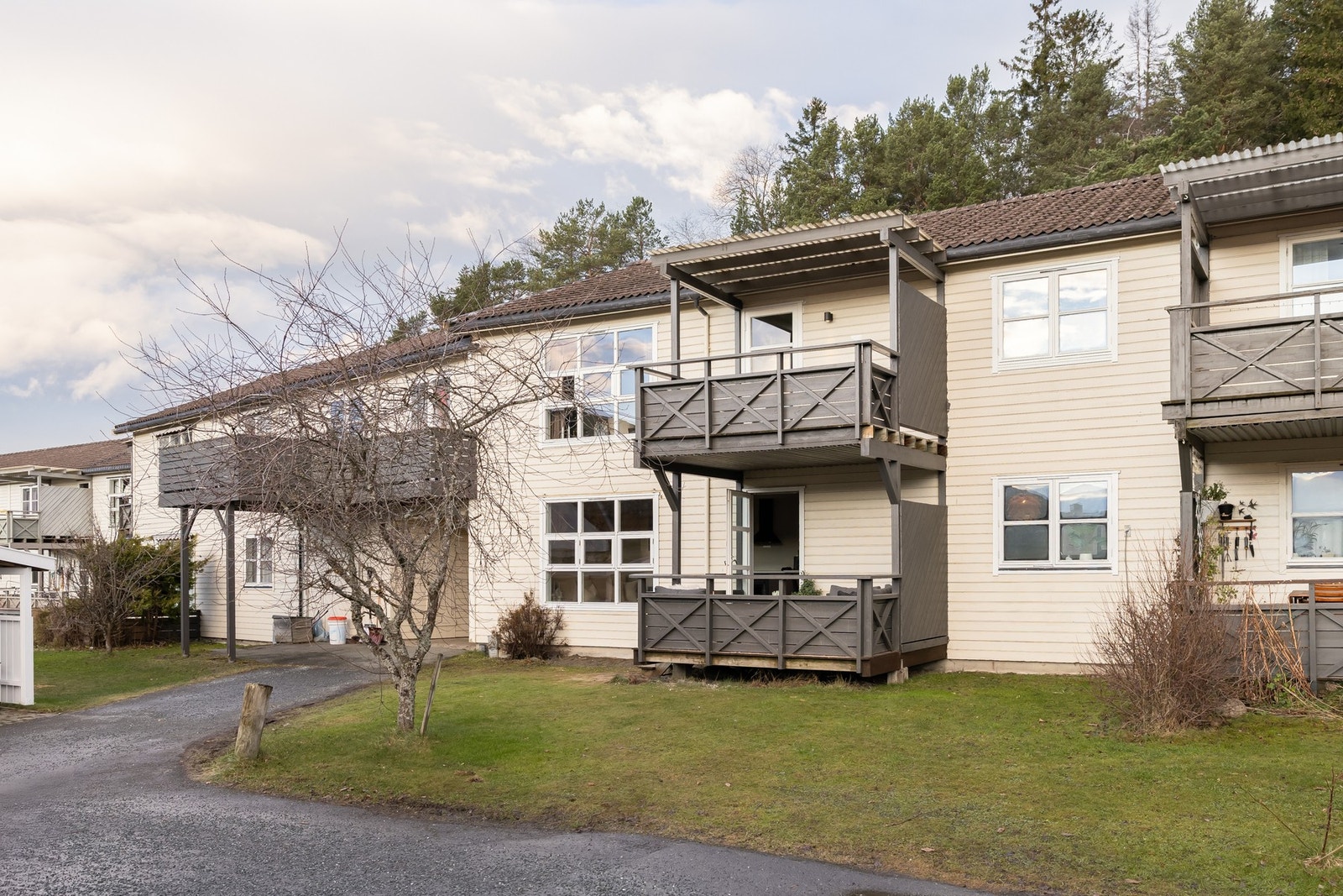 Leiligheten ligger i et rolig område rett utenfor sentrum i Stjørdal. Gata har blindvei og dermed ingen gjennomgangstrafikk. Galleribilde