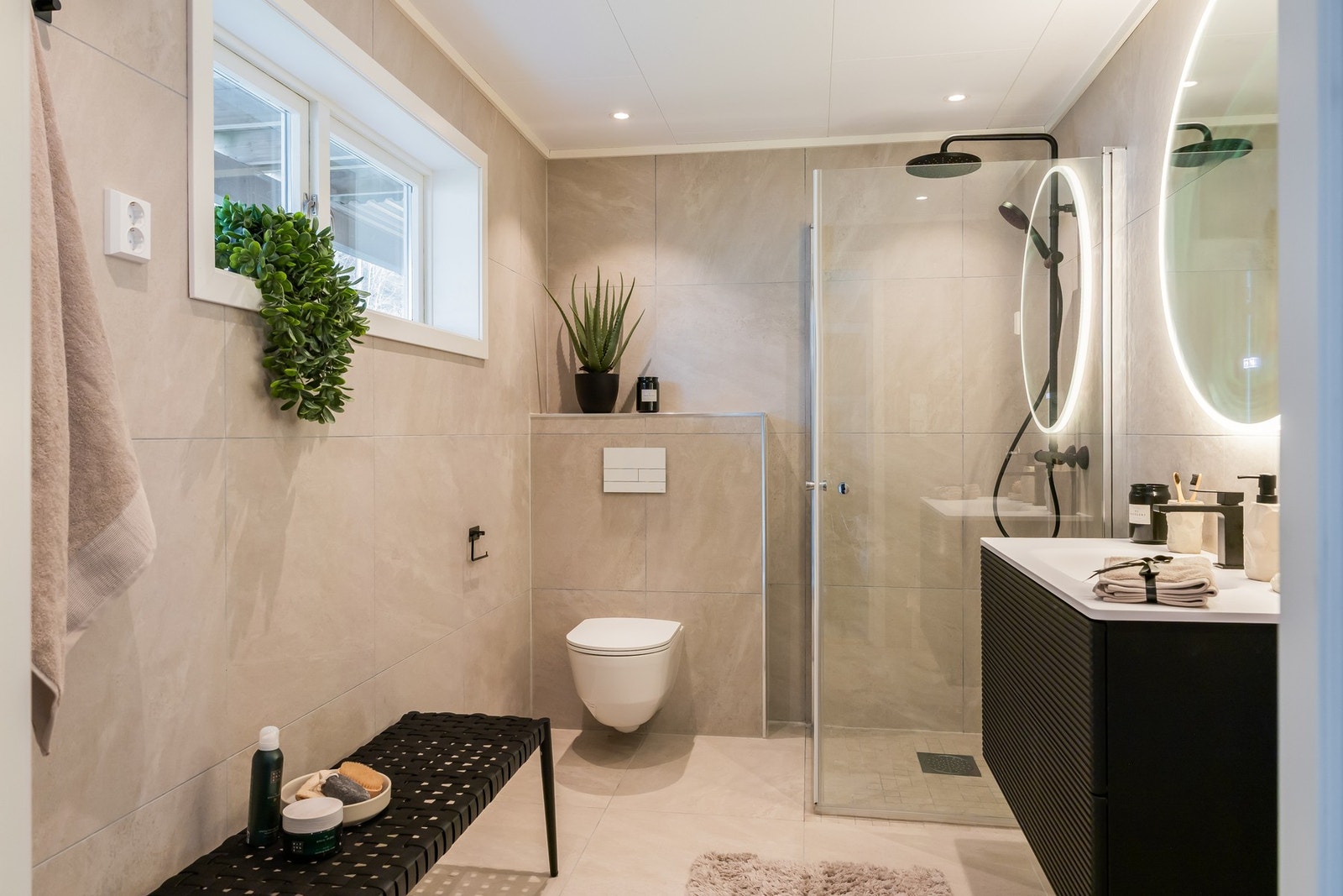 Baderommet er totalrenovert og fremstår som delikat og funksjonelt. Galleribilde