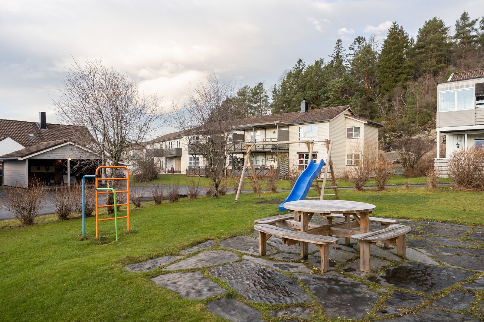 Beliggenheten er ideell om du ønsker å bo med enkel og kort vei til de fleste tilbud i Stjørdal sentrum samtidig som man bor i et rolig område. Galleribilde