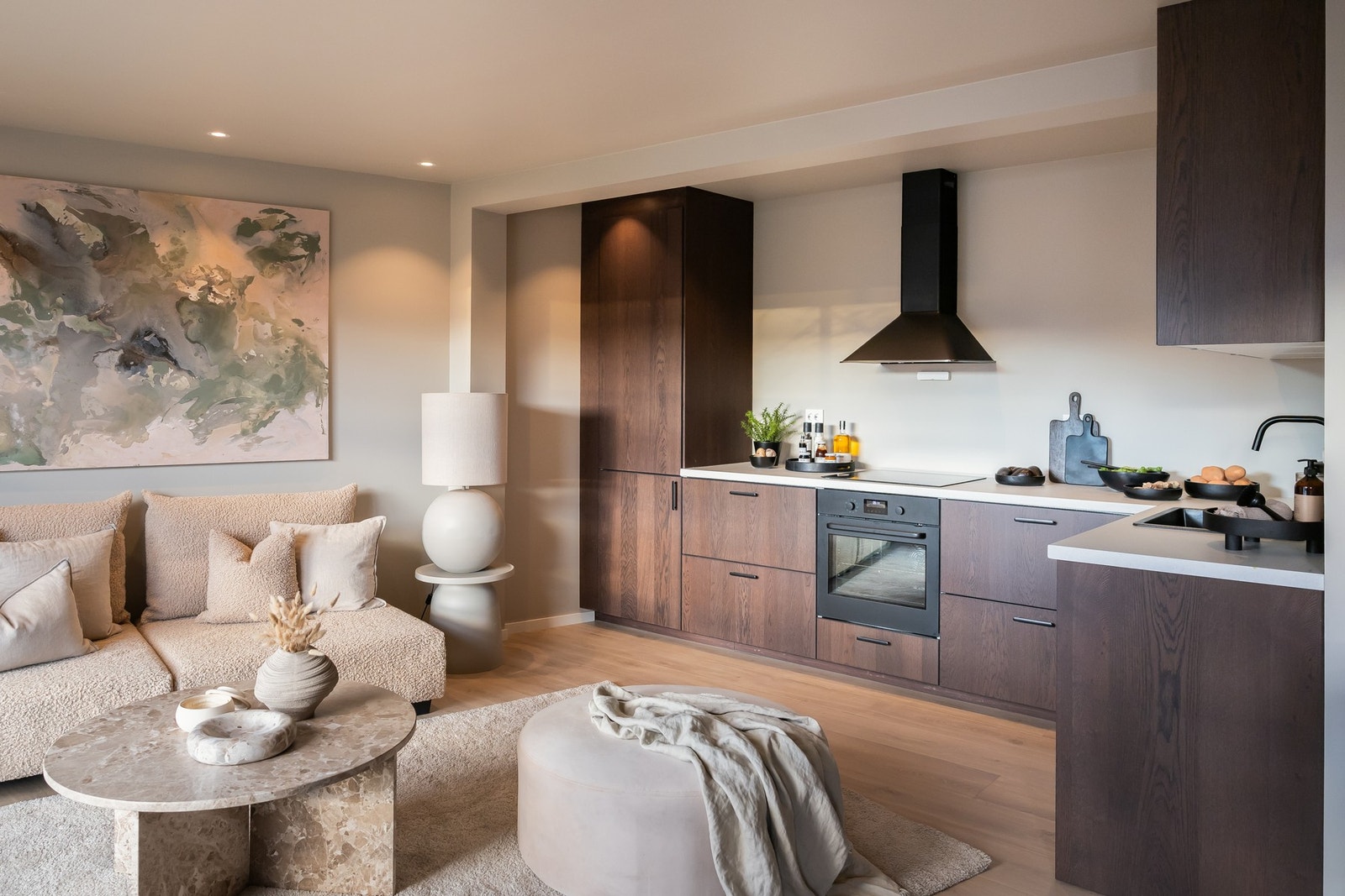 Kjøkkenet er et moderne og tidløst IKEA-kjøkken fra 2025. Galleribilde