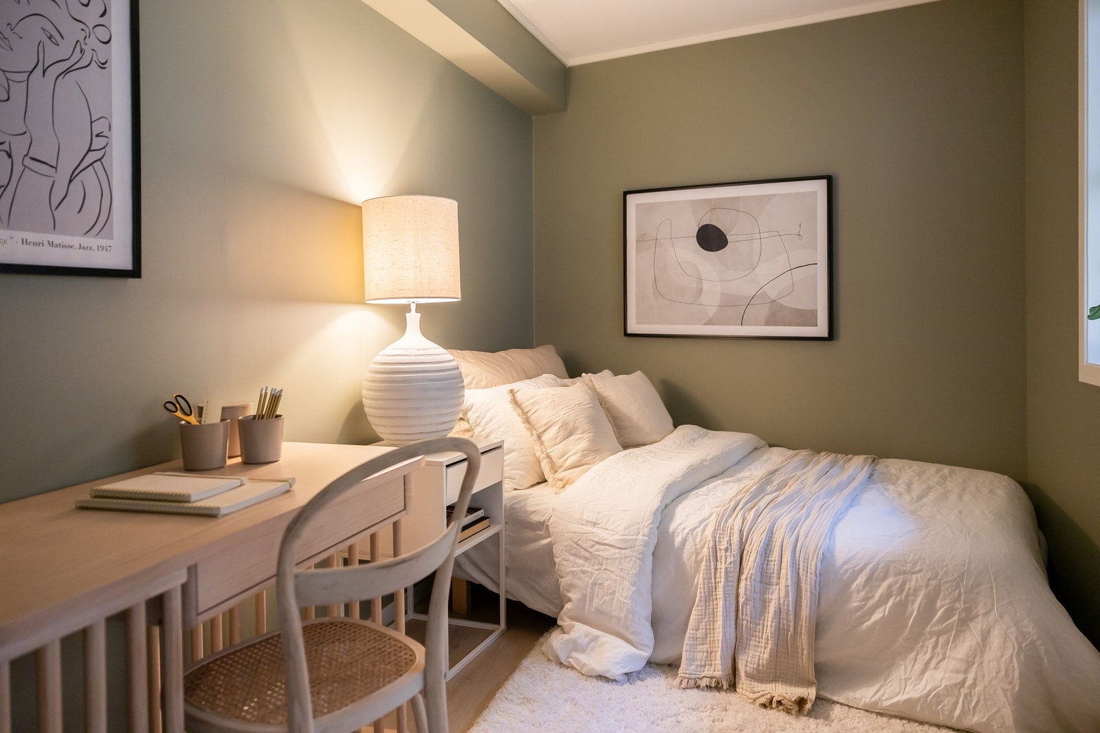 Begge rommene har en god utforming som gjør dem enkle å møblere etter behov, enten som soverom, barnerom, kontor eller gjesterom. Galleribilde