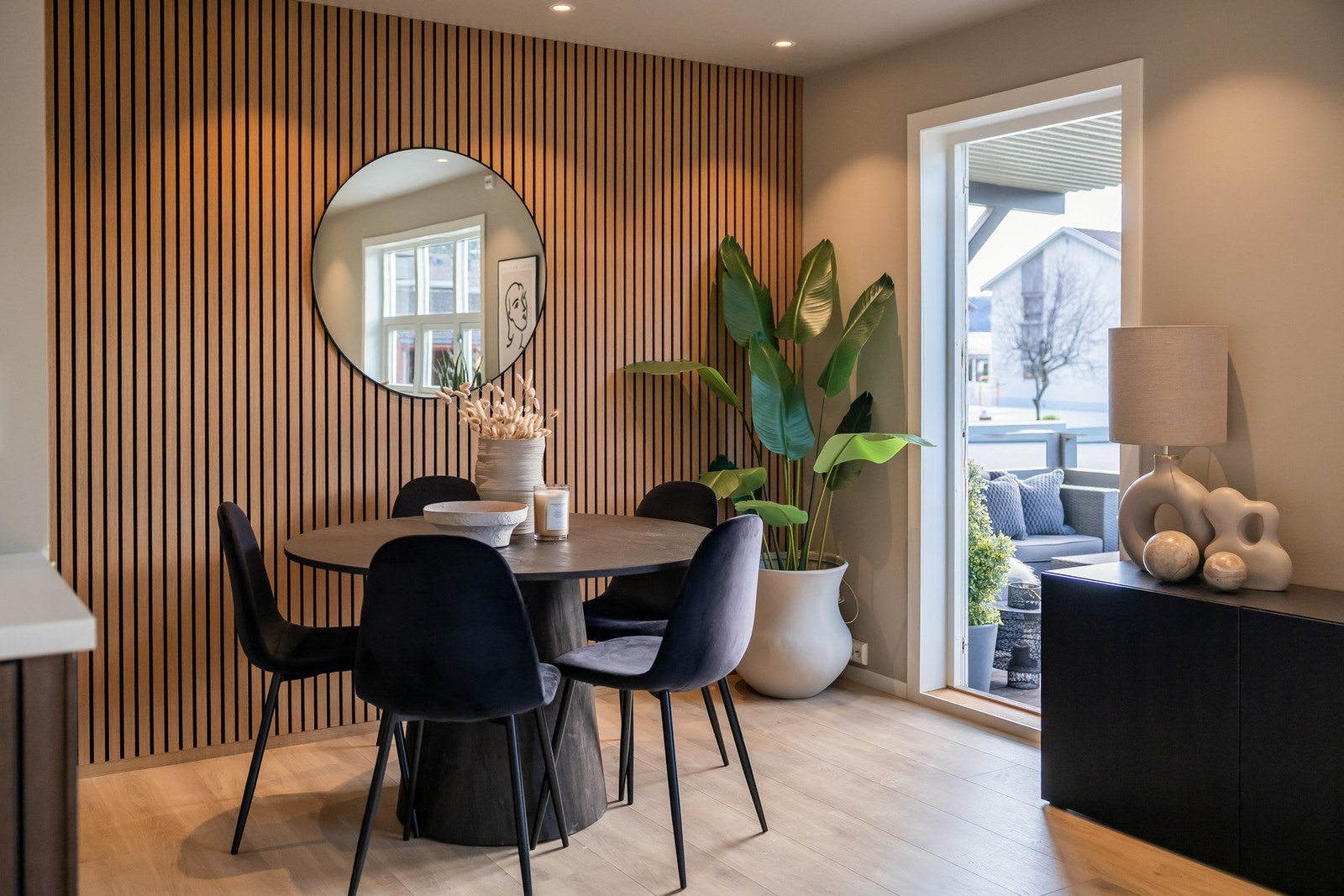 Direkte utgang til sørvendt terrasse. Nytt elektrisk anlegg i leiligheten fra 2025. Galleribilde