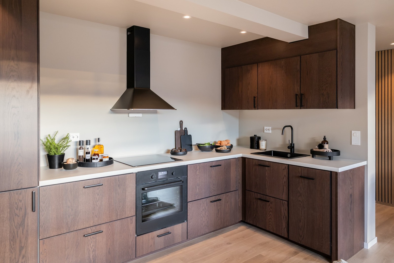 Skapene er ført helt opp til tak, noe som gir ekstra oppbevaringsplass og et ryddig uttrykk. Galleribilde