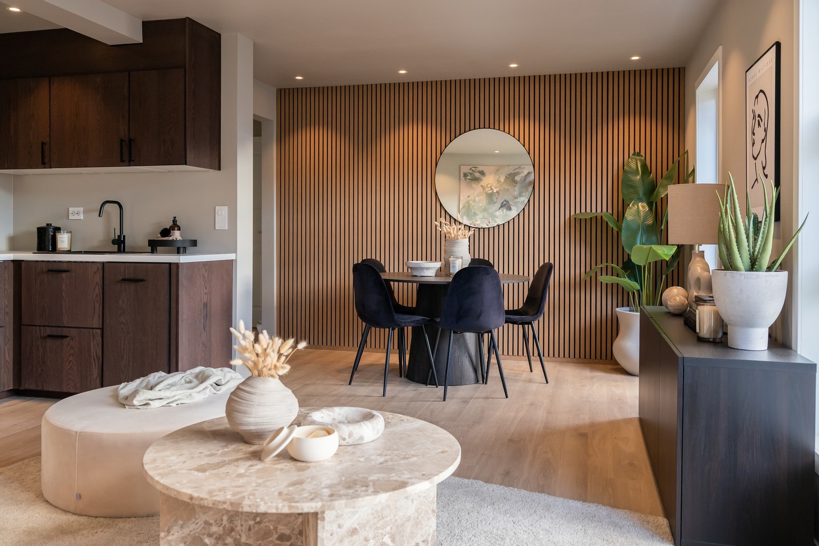 Store vindusflater gir godt med naturlig lys gjennom dagen, og downlights i taket sørger for jevn og behagelig belysning på kveldstid. Galleribilde