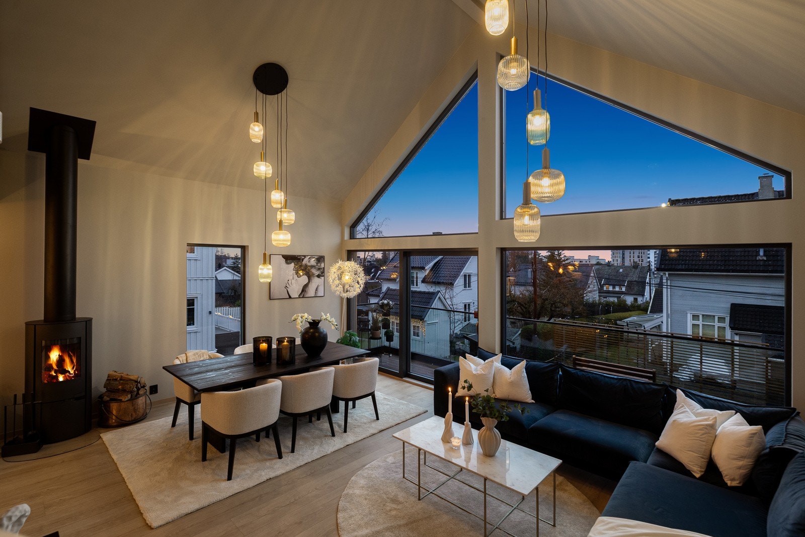 Velkommen til en moderne og påkostet enebolig fra 2024, hvor gjennomtenkte løsninger, rene linjer og høy bokvalitet er sentralt. Galleribilde