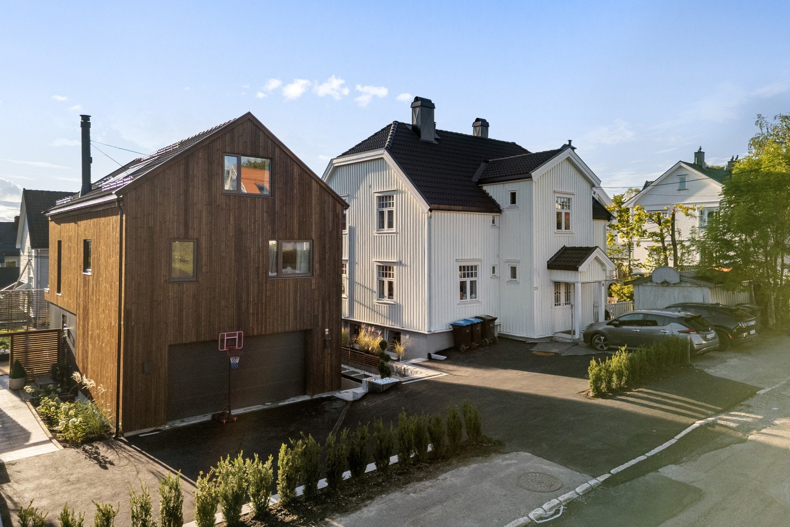 Asfaltert gårdsplass med varmekabler i hjulspor fra hovedvei til dobbelgarasje.. Galleribilde