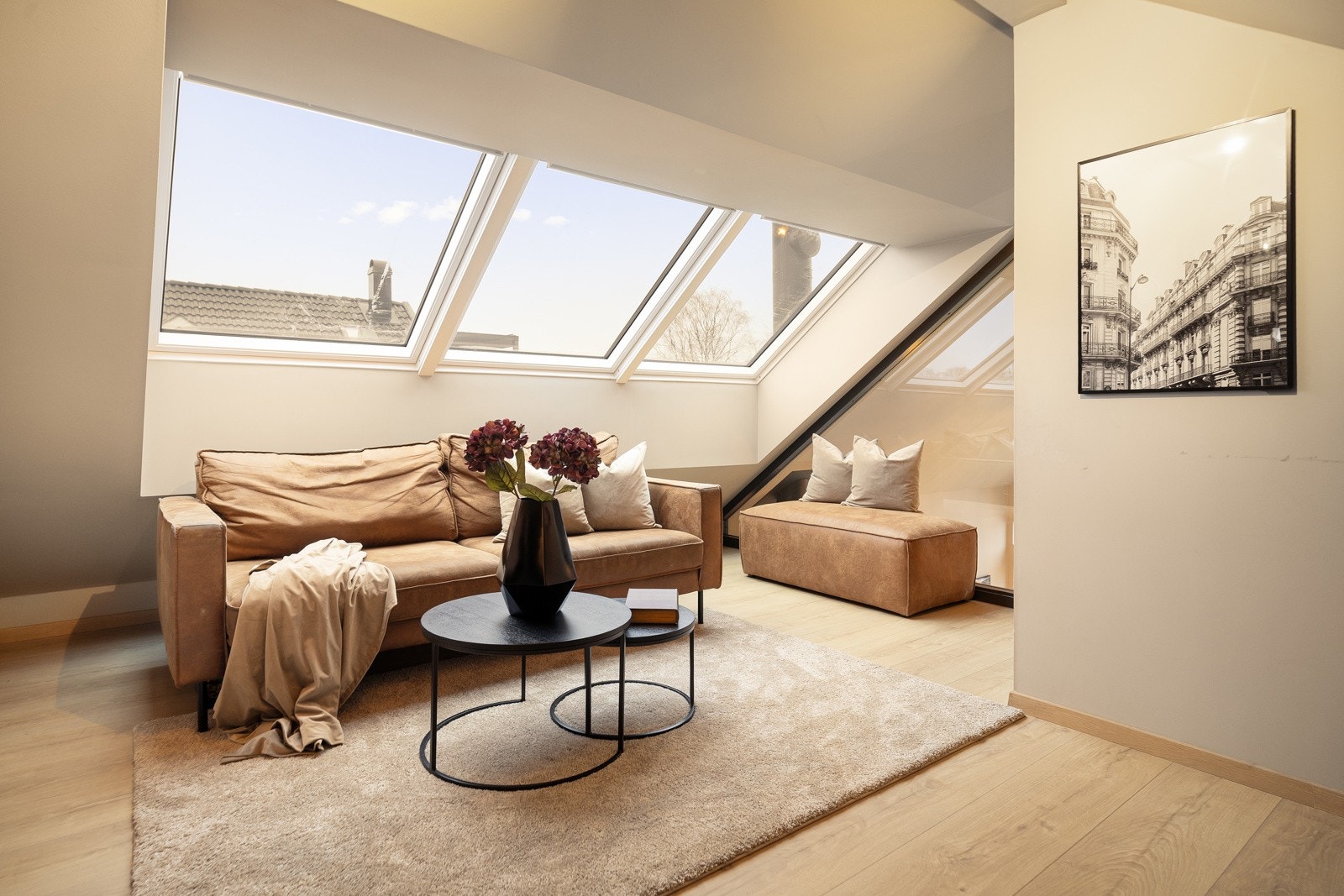 Loftstuen fremstår som et lekkert og luftig rom med åpen løsning ned mot 2. etasje. Galleribilde