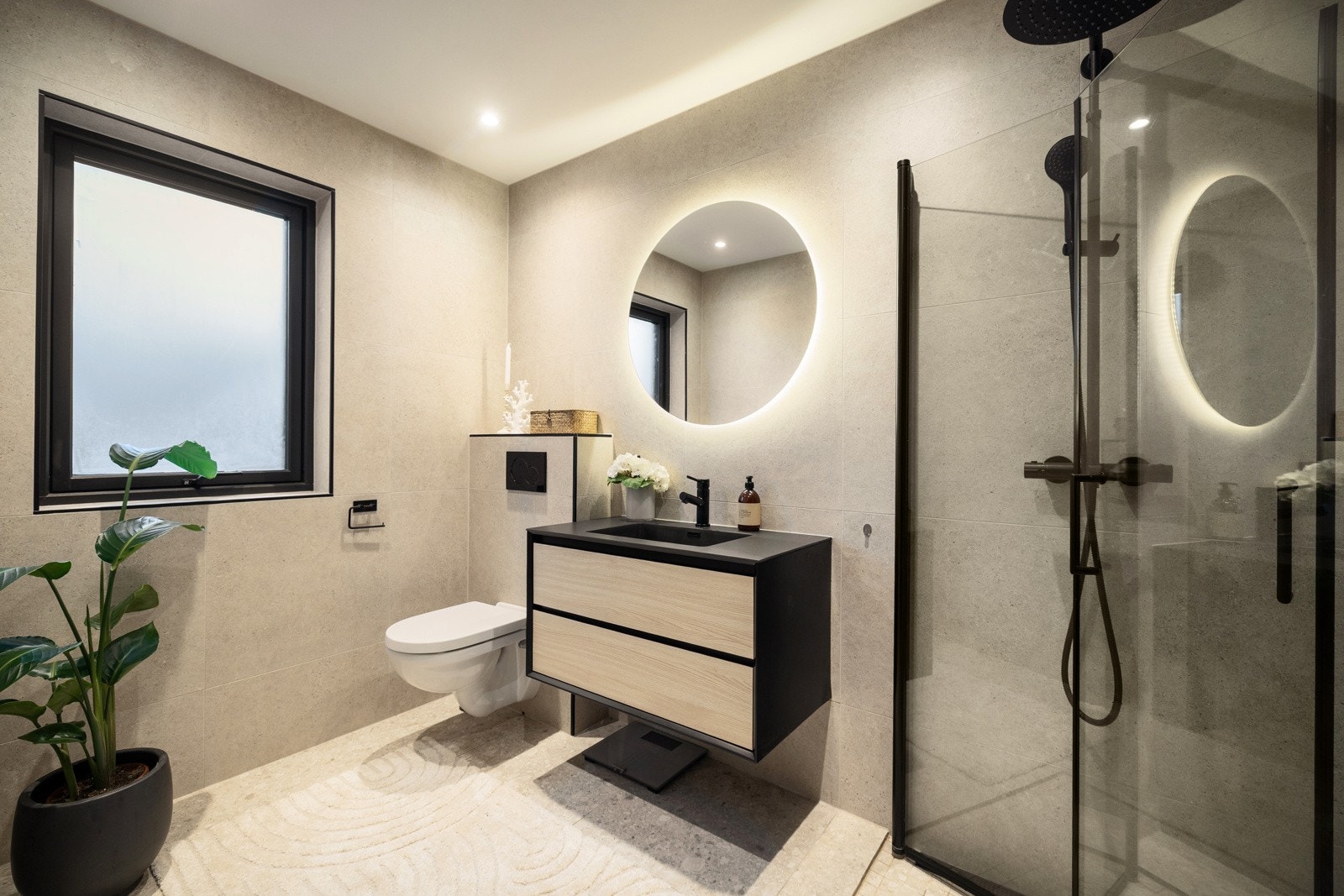 Lekker, flislagt bad også i 2. etasje. Galleribilde