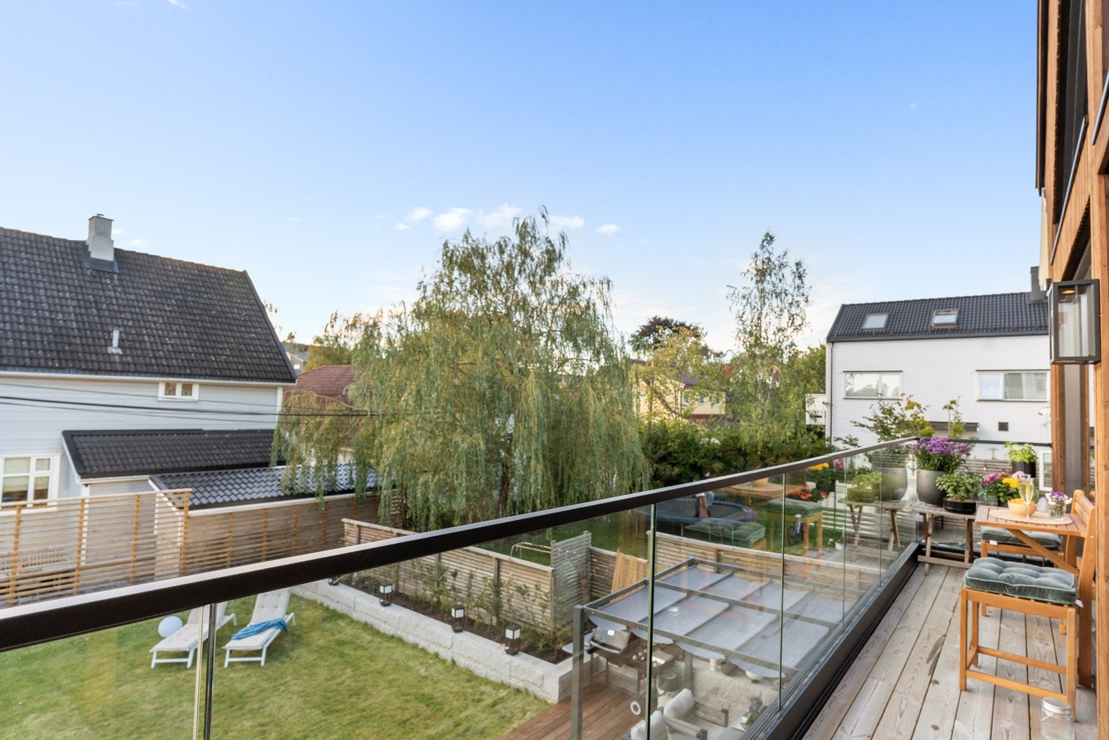 Fra stuen er det direkte utgang til hyggelig balkong med flott utsyn over hagen. Galleribilde