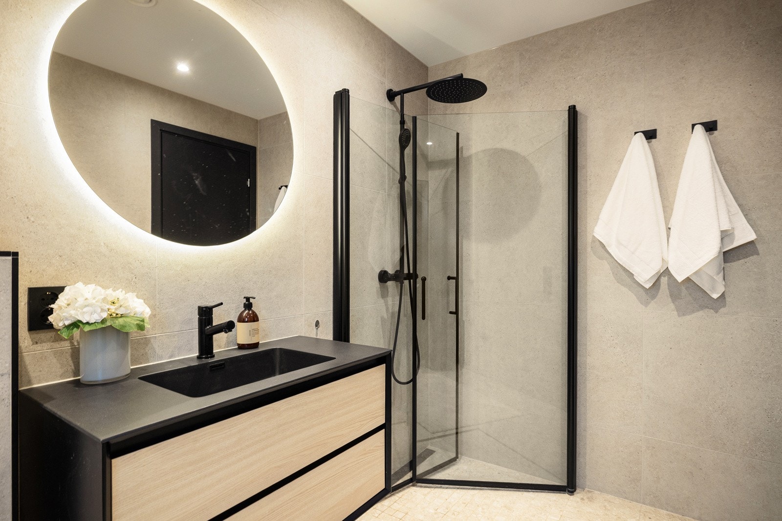 Et moderne og praktisk bad som møter dagens standard for komfort og funksjonalitet. Her får man en god start på dagen. Galleribilde