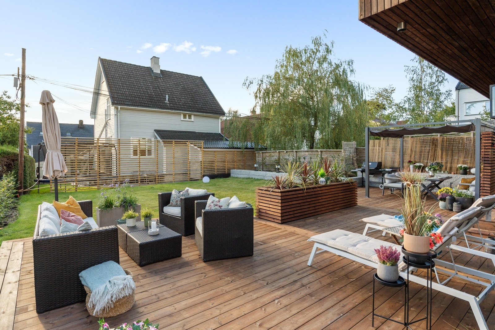 Her kan man nyte solrike dager og varme sommerkvelder i en privat og skjermet oase. Galleribilde