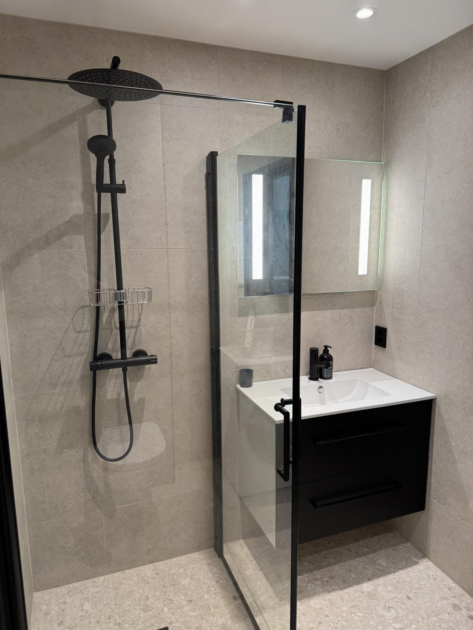 Baderom - Pent flislagt baderom. Galleribilde