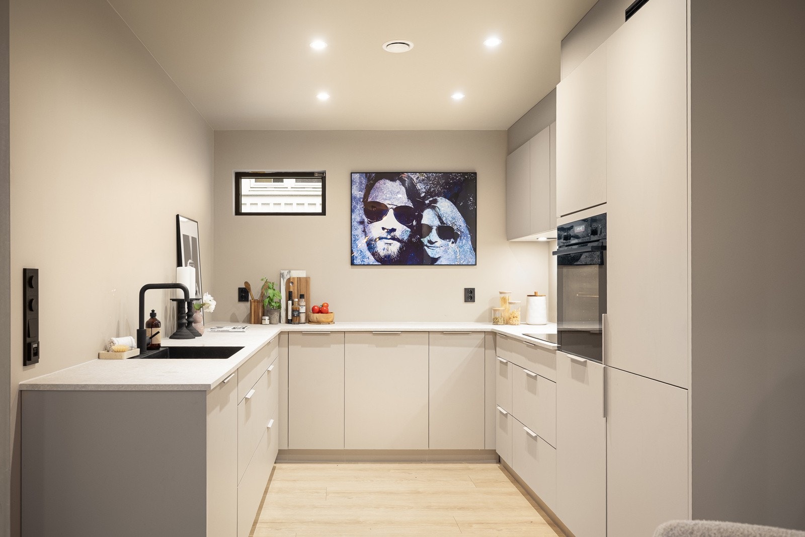 Lekkert kjøkken fra Kvik. Her ligger alt til rette for kokkelering til hverdag og fest! Galleribilde