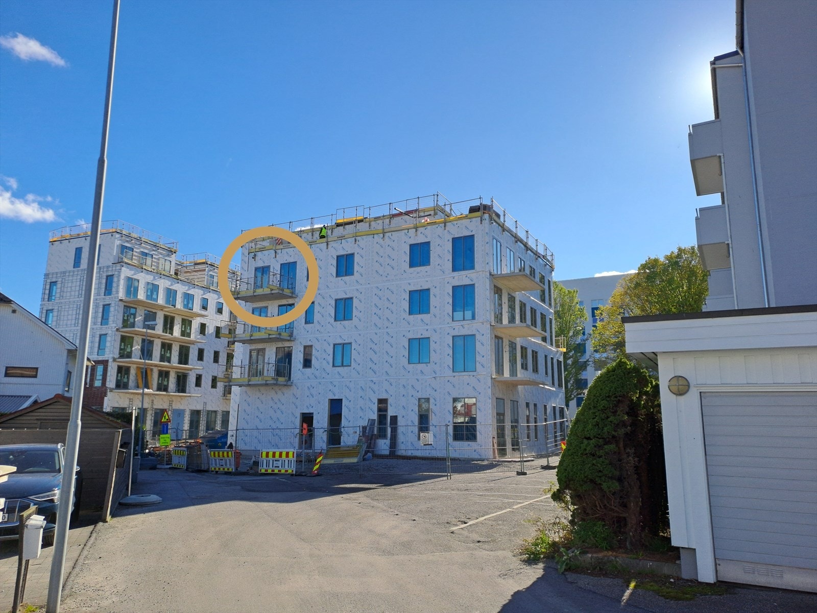 Byggingen av prosjektet er godt i gang. Her er status per september 2025. Leiligheten kommer i byggets 4.etasje på venstre hjørne i bilde Galleribilde
