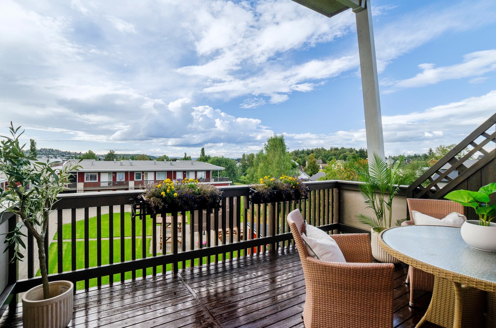 En herlig toppleilighet med endebeliggenhet, fin utsikt og meget gode solforhold! Galleribilde