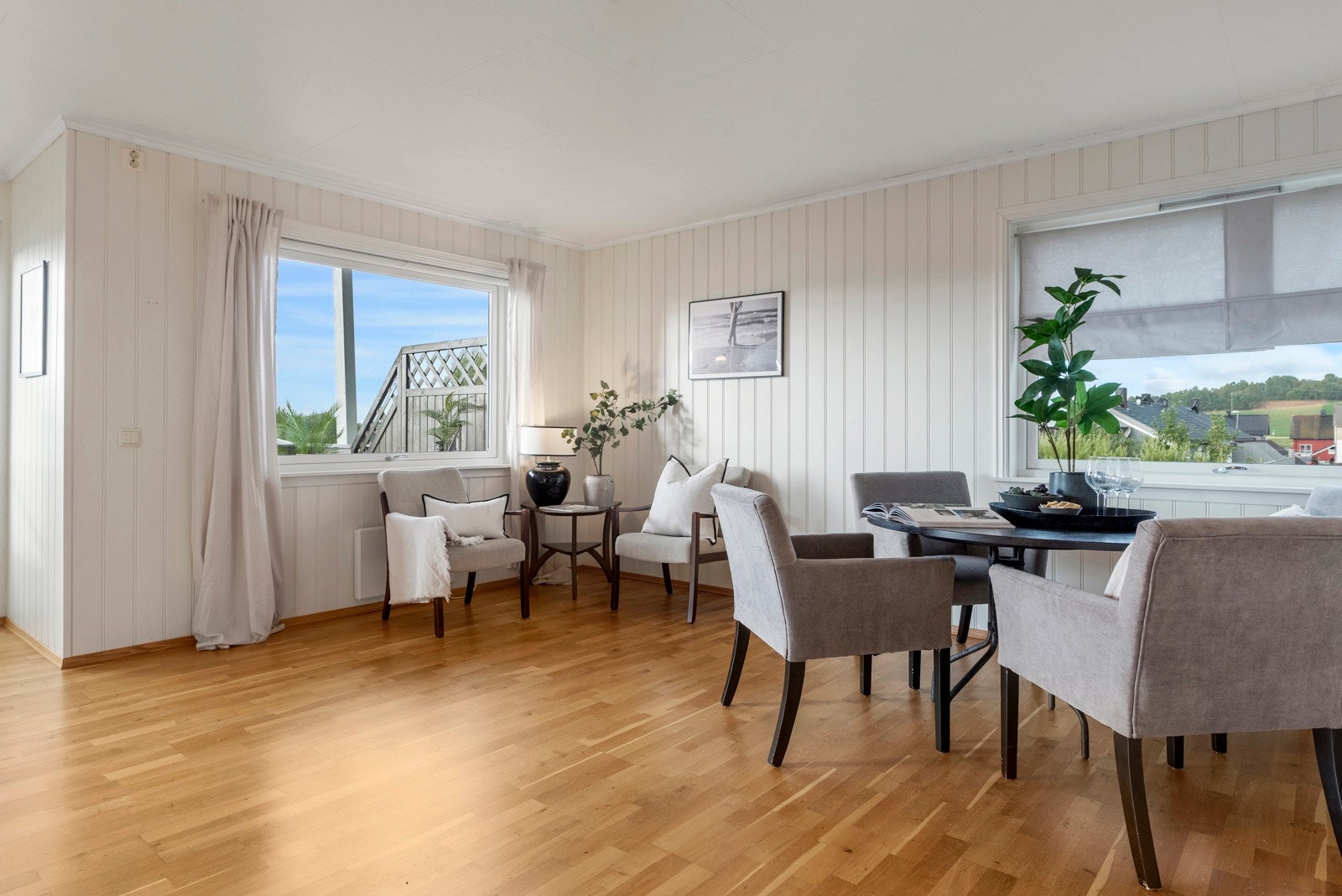 Ved kjøkkenet er det god plass til spisestuemøblement. Galleribilde