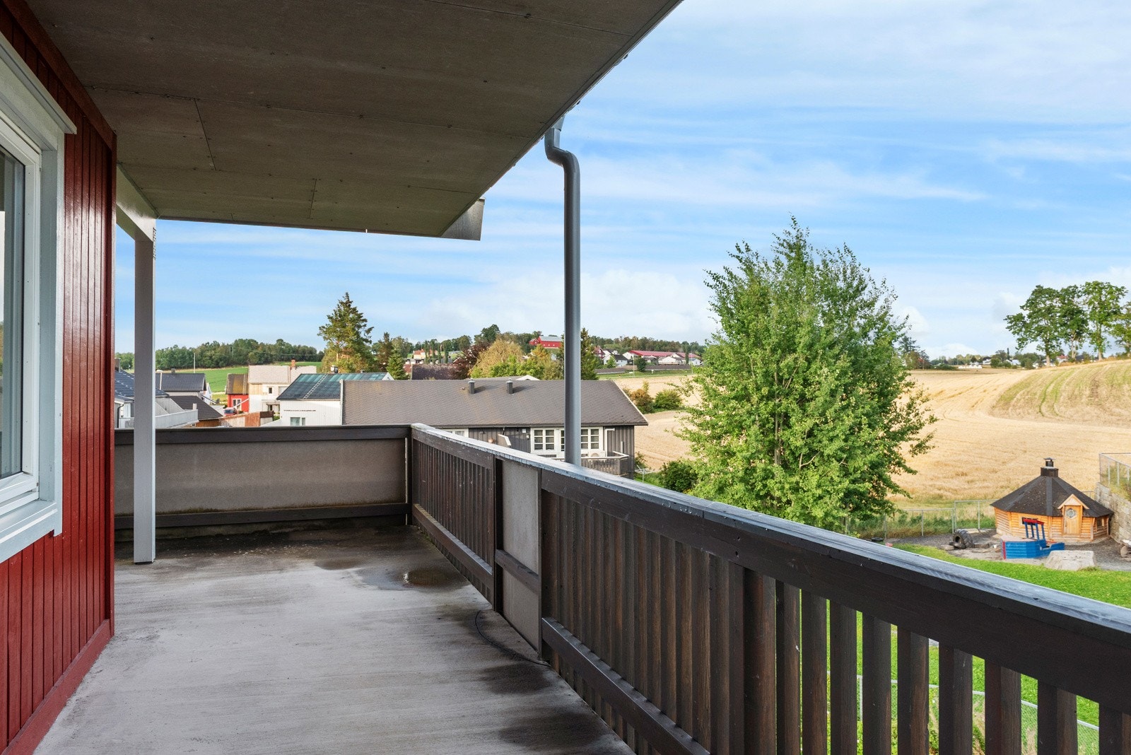 Leiligheten ligger på enden, så det er minimalt med trafikk på svalgangen. Galleribilde